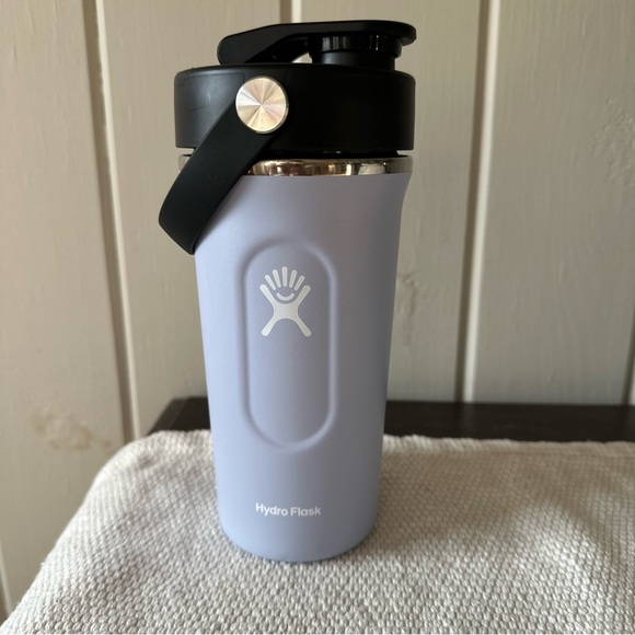 Hydro Flask 24 oz Surf Shaker Bottle with Black Lid - Picture 1 of 6